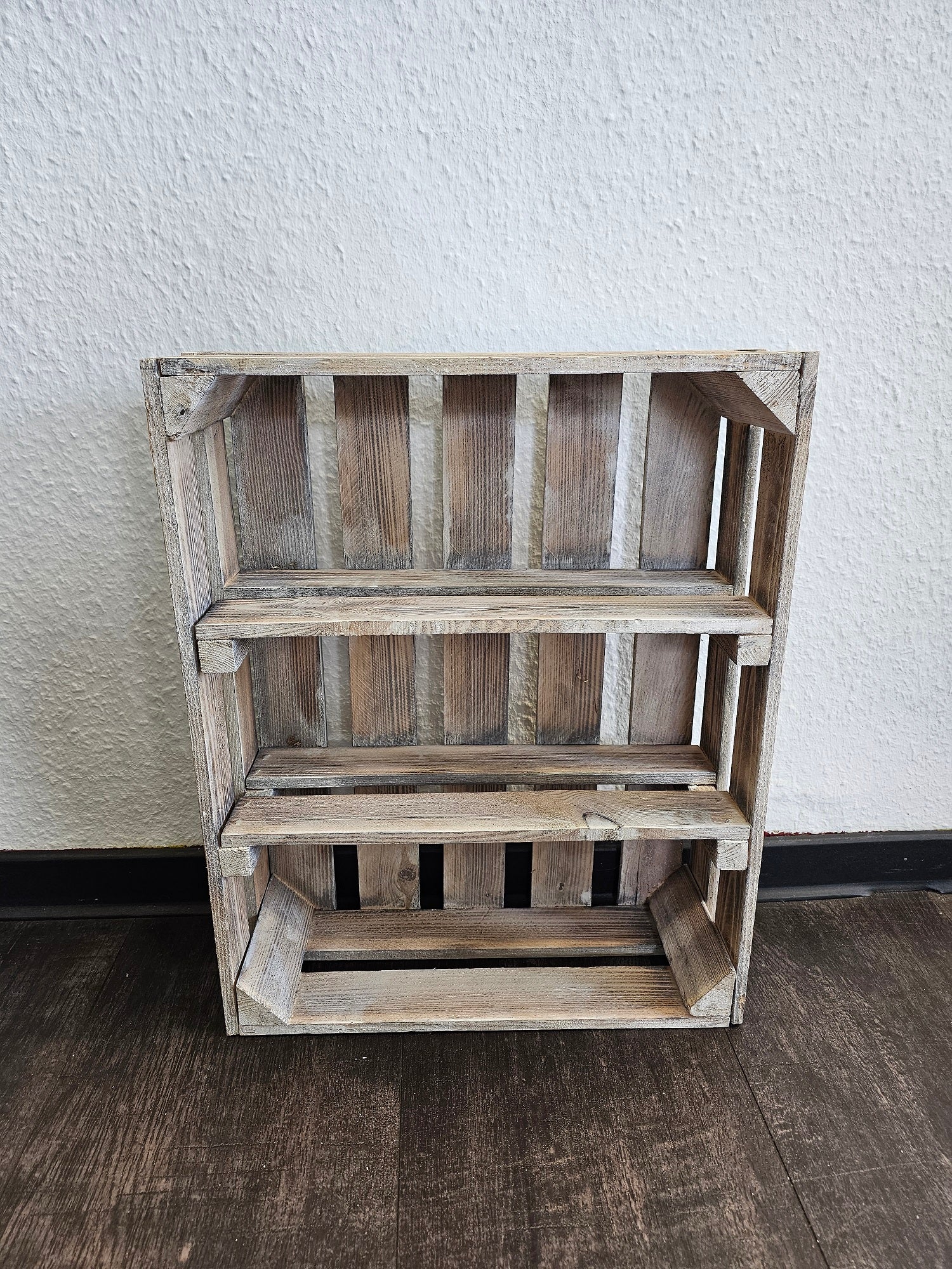Holzkistenregal schmal