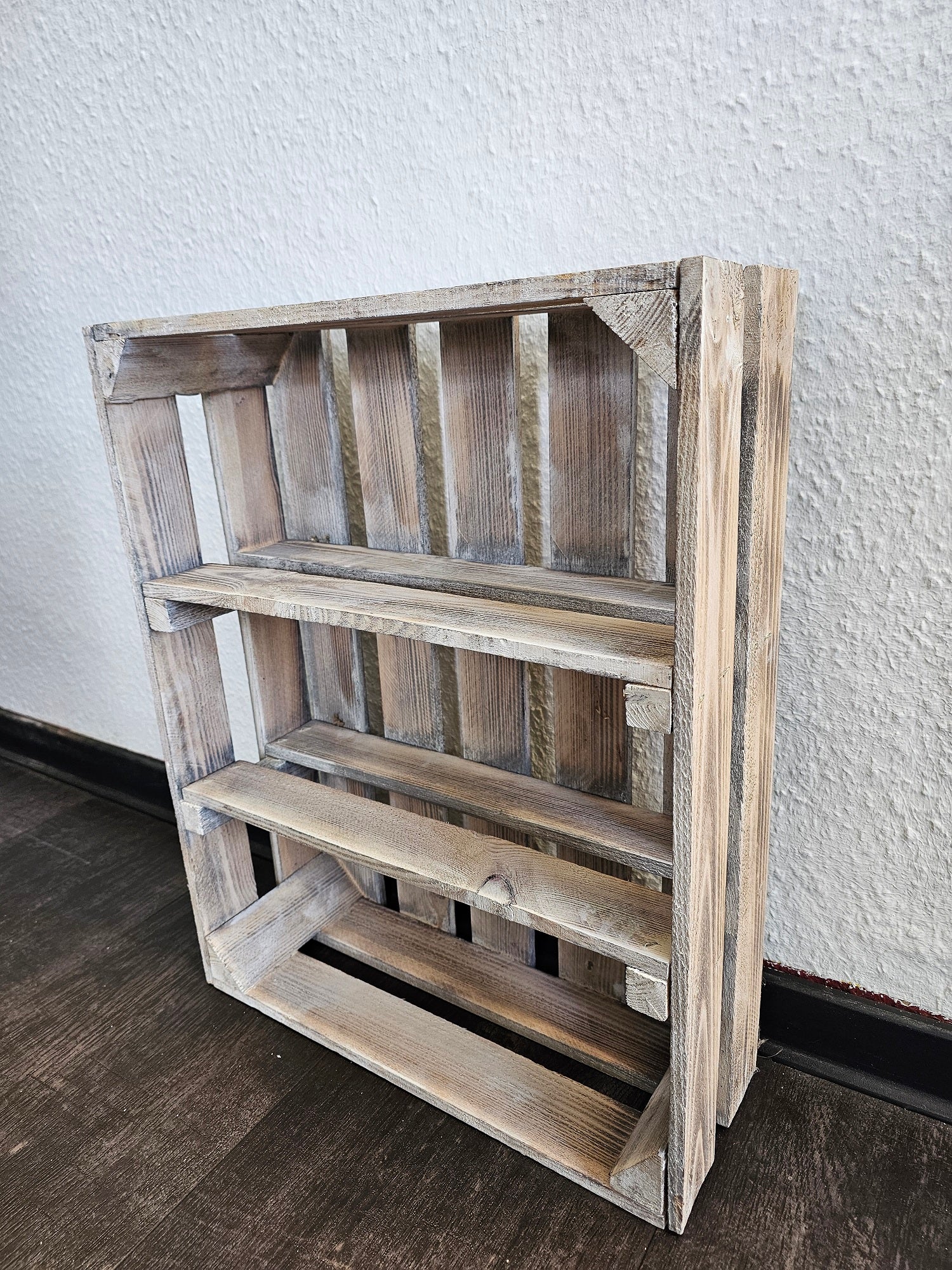 Holzkistenregal schmal