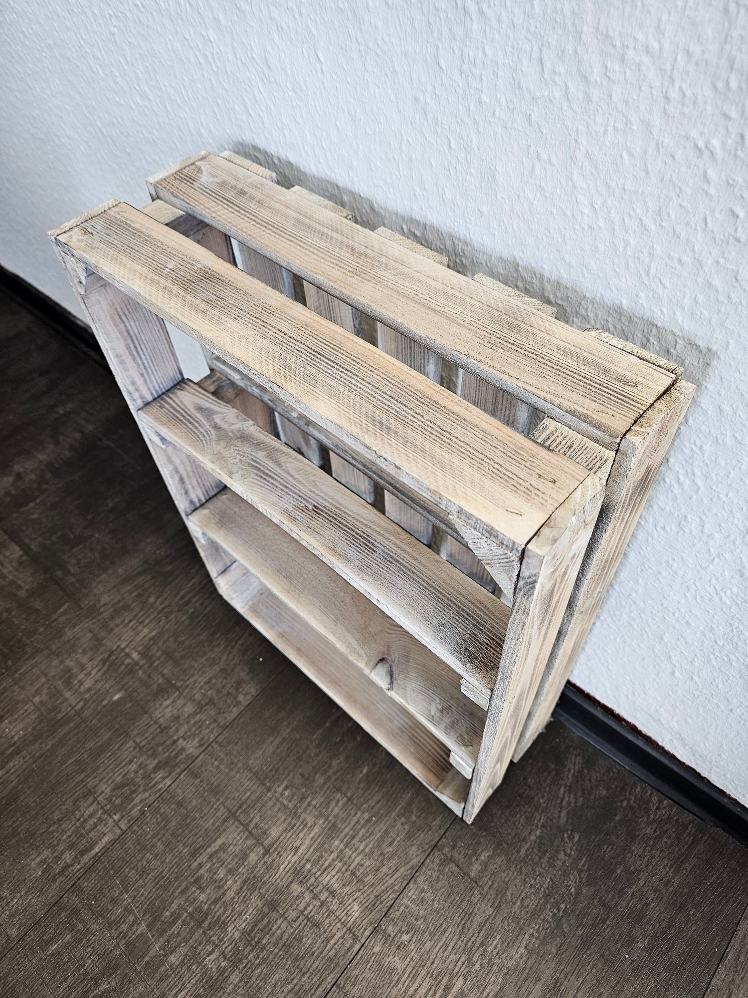 Holzkistenregal schmal