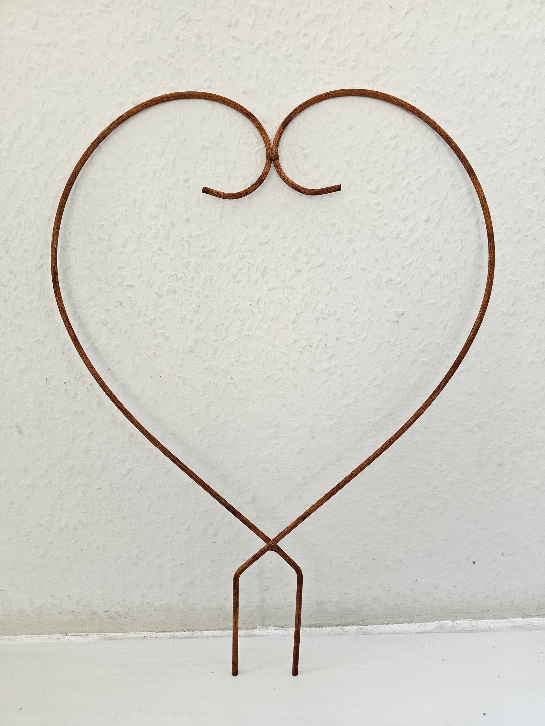 Rostfarbene Rankhilfe in Herzform