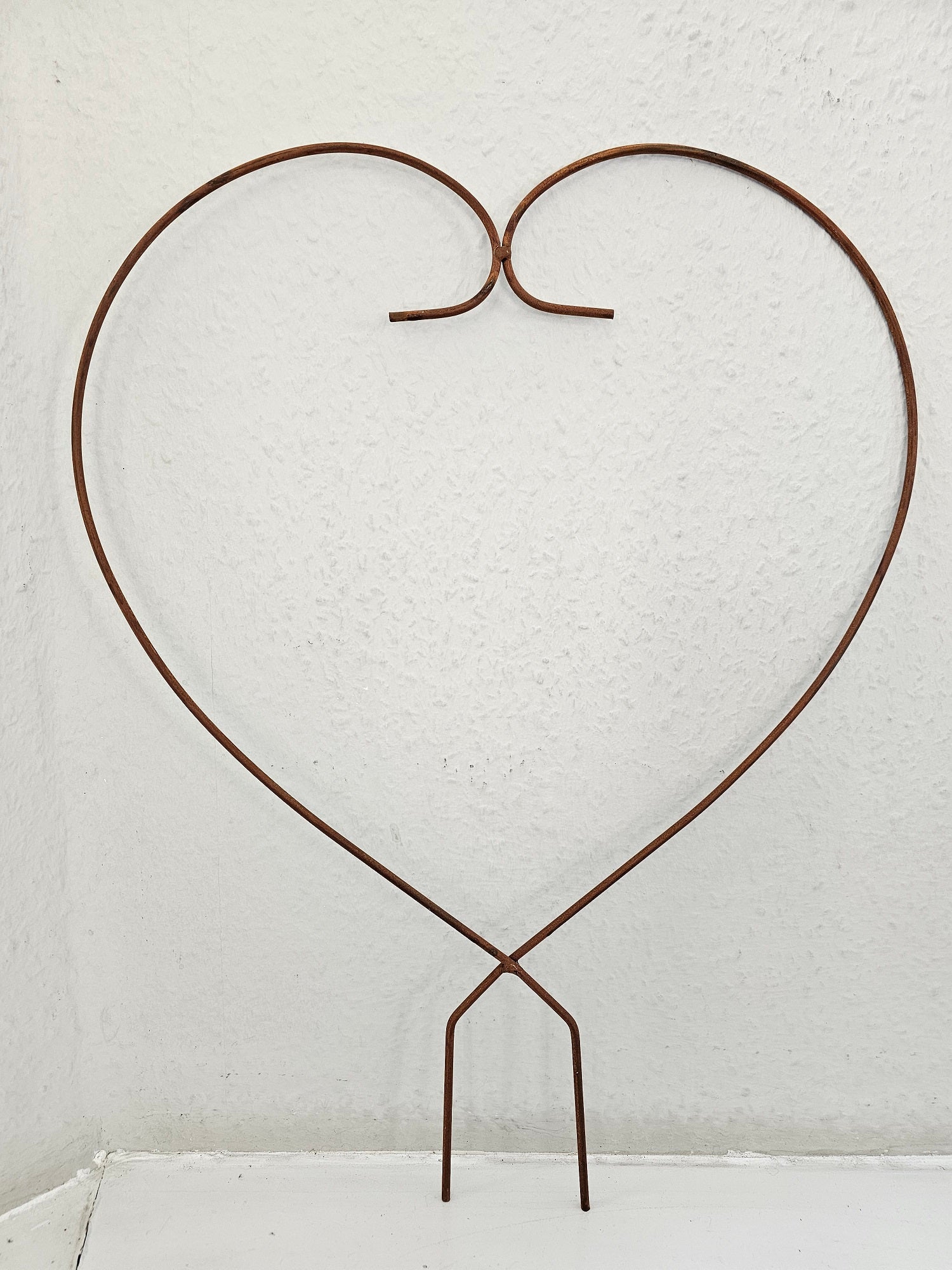 Rostfarbene Rankhilfe in Herzform