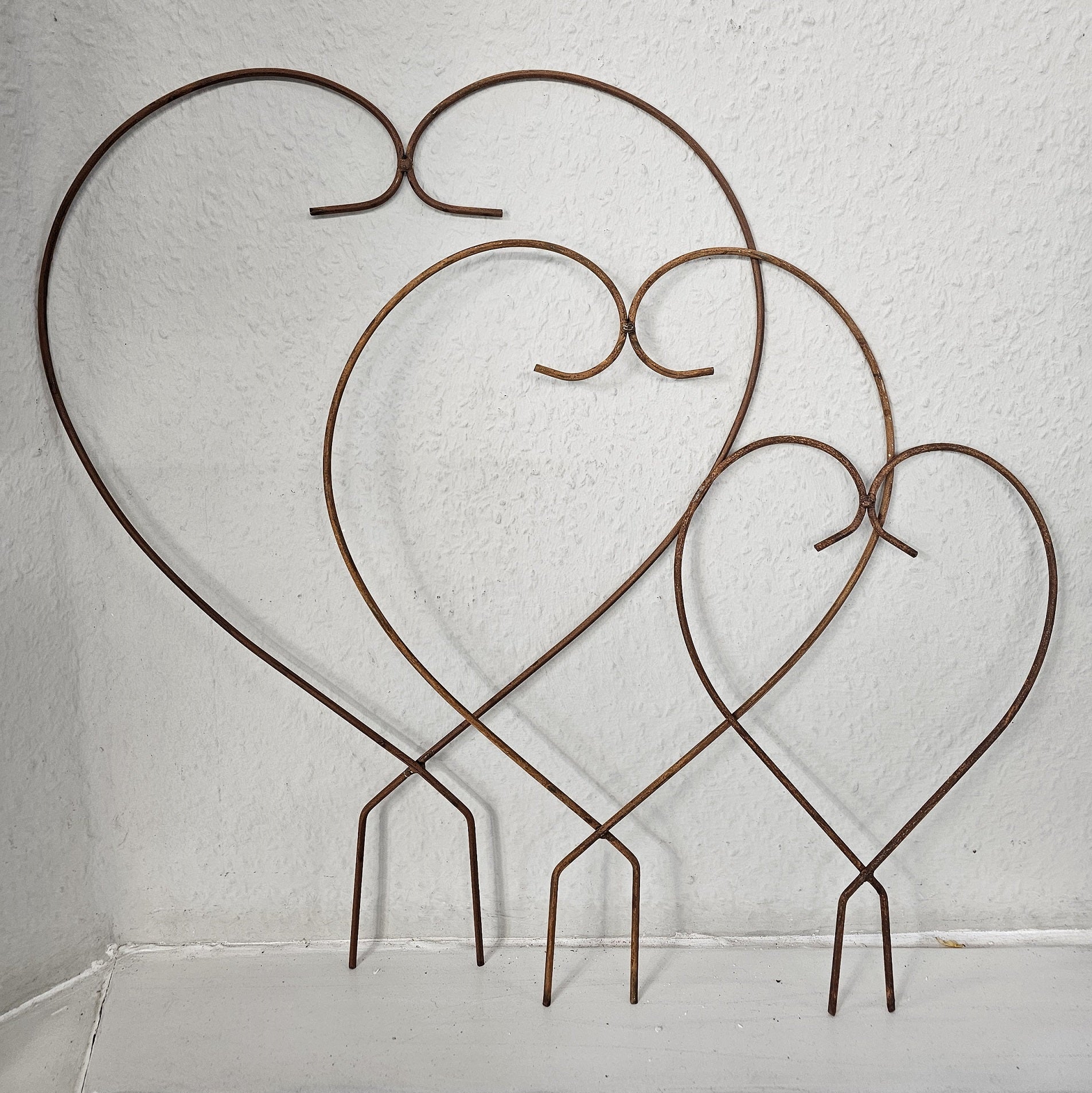 Rostfarbene Rankhilfe in Herzform